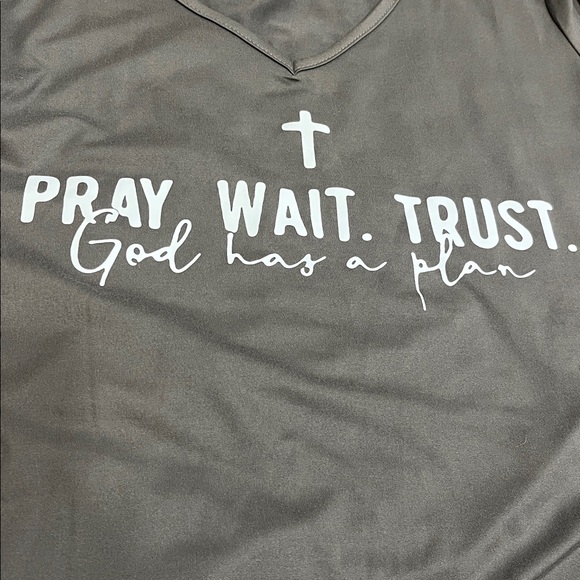 CHRISTIAN Tops 🤍 - Picture 5 of 8